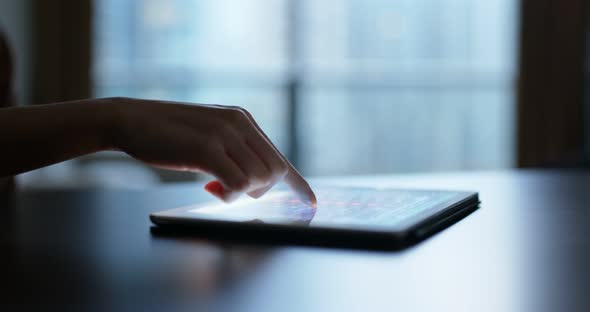 Woman touch on the screen of tablet computer alt