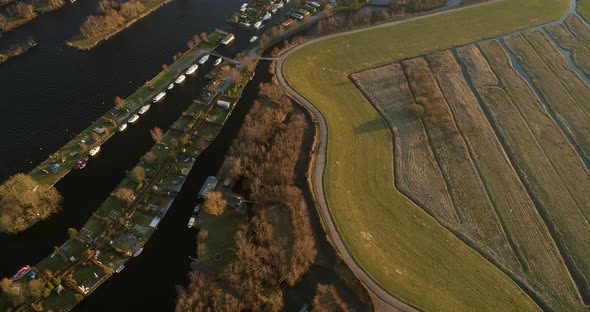Aerial view of houses with boats on the lake at Loosdrecht Kalverstraat. alt