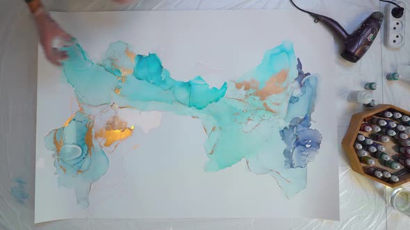 Talented Female Artist Working on a Modern Abstract Akcohol Ink alt