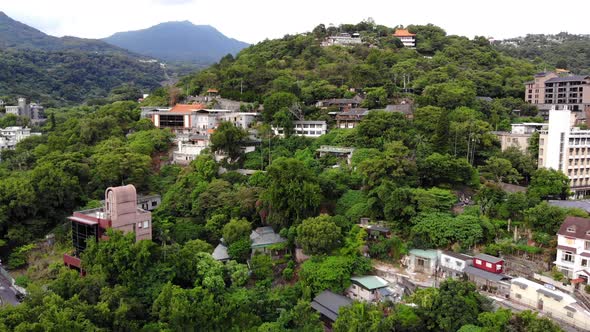 Taipei houses hiding in the mountains alt