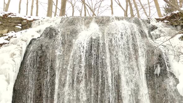 Waterfall in winter at Niagara Escarpment in Canada, Close static shot alt