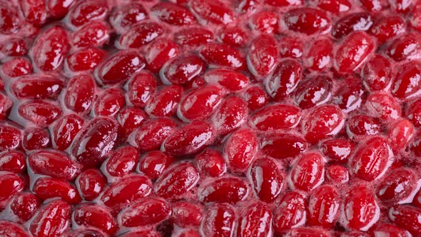 Cooking dogwood jam with sugar alt