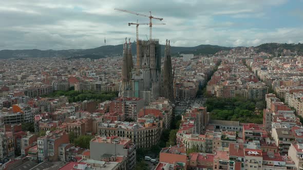 Aerial View. Santa Eulalia Cathedral Sagrada Familia Barcelona. alt