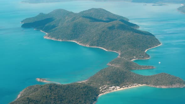 Whitsunday Islands, Australia. Beautiful Ocean Colors, Aerial View. Slow Motion alt