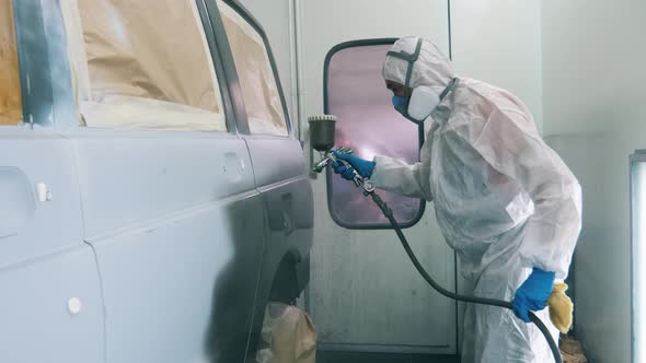 Car Is Getting Coloured By the Garage Worker alt