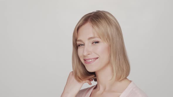 Studio portrait of young, beautiful and natural blond woman. alt