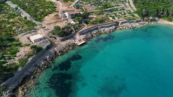 Aerial view of single speed boat floating over transparent water, Croatia. alt