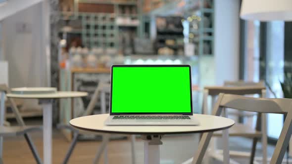 Laptop with Green Chroma Key Screen in Cafe alt