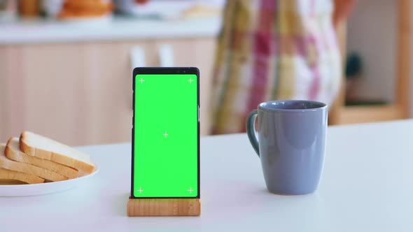 Green Mockup on Smartphone alt