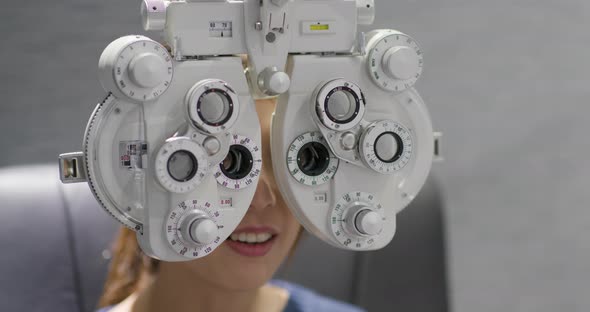 Woman check her eye at clinic