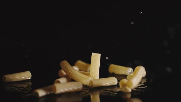 Tortiglioni Pasta Fall Into Water alt