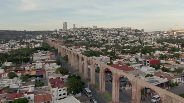 Acueducto de Queretaro - Historical Landmark In Santiago de Queretaro, Mexico. - aerial alt