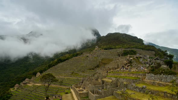 Tourists in Machu Picchu alt