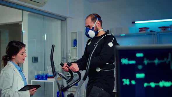 Health Supervisor Increasing Level of Exercises Measuring Muscle Endurance alt