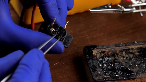 Professional Electrician Puts Heatshrink Tubing on Socket alt