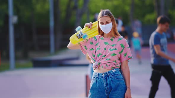 Good Looking Young Woman in a Urban Skate Park in alt