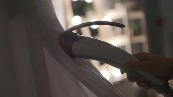 Using Handheld Steamer alt