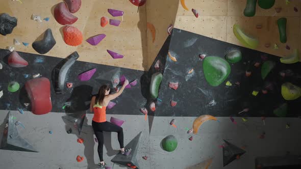Wellness Female Climber Training on a Climbing Wall Young Woman Practicing Rockclimbing Mountaineer alt