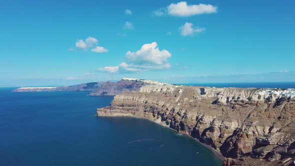4k Aerial drone view of Santorini Caldera over the port alt