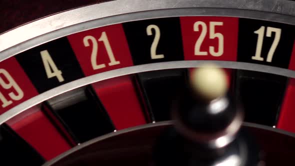 Roulette Spins Quickly, Ball, White, Close Up alt