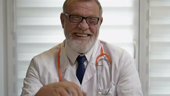 Portrait of a Mature Experienced Doctor During a Consultation alt