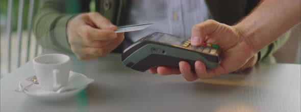 Paying by credit card on terminal alt