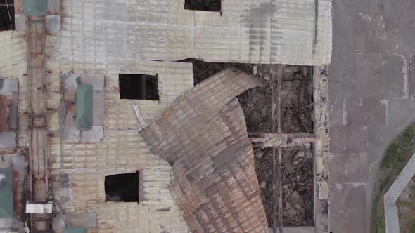 Vertical Video of a Wartorn Building in Ukraine alt