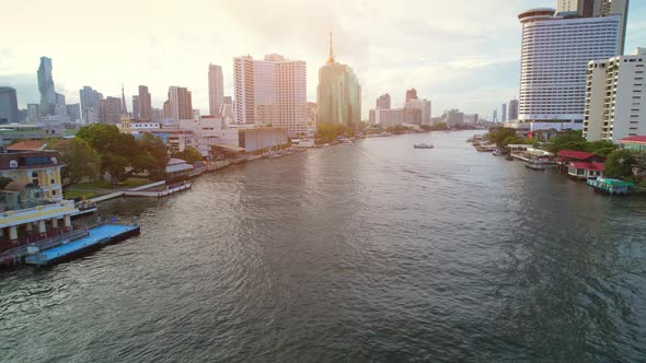 4K : Drones fly over the Chao Phraya River, buildings and business districts alt