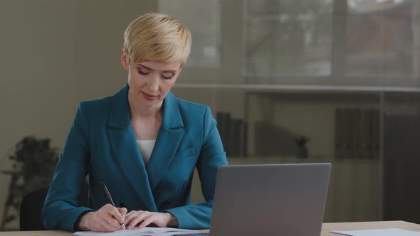 Adult Mature 40s Successful Caucasian Business Woman Entrepreneur Boss Leader Wears Stylish Green alt