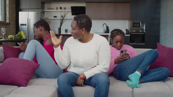 Upset Black Mom Worried About Daughters Excessive Use of Smartphones alt