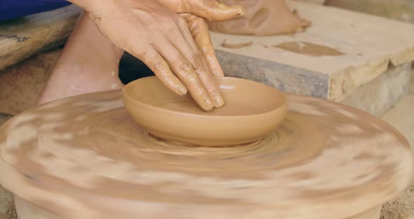 Professional Potter Making Plate alt