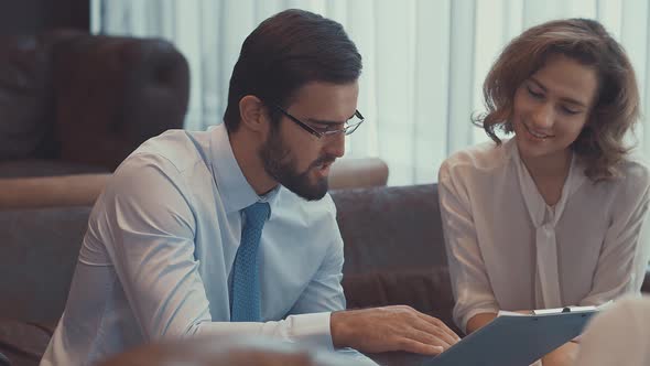 Young Business People At Work alt