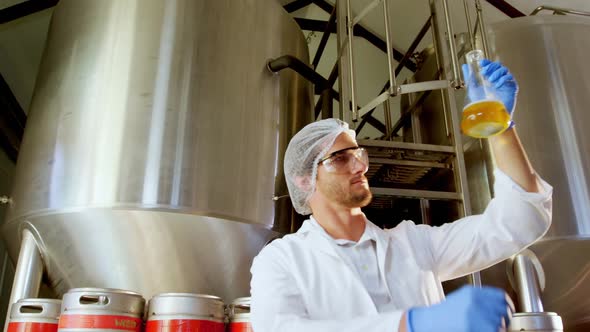 Brewer testing beer 4k alt