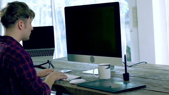 Freelancer Working at Home 05 alt