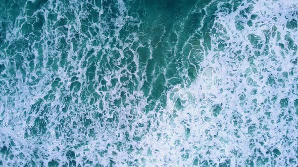 Beautiful top view sea waves. 4K video Aerial view in drone. Wave in the seawater Summer su alt