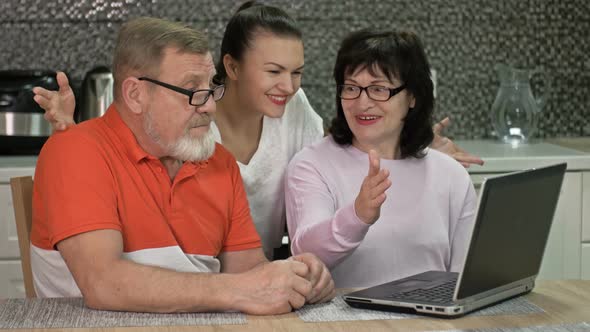 Beautiful Young Woman Is Explaining To Her Elderly Parents How To Shop and Various Payments Online alt