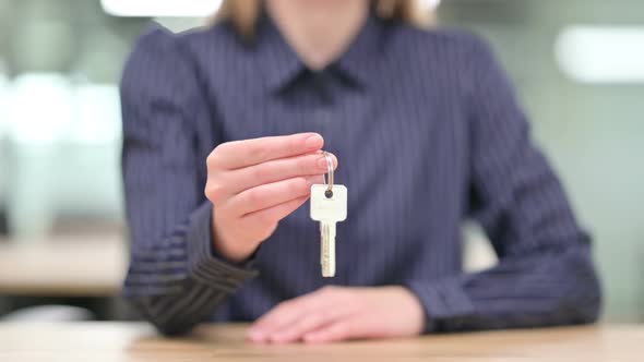 Close Up of Businesswoman Holding Keys alt