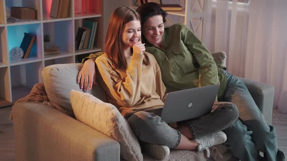 Funny Video Family Rest Female Relationship Happy alt