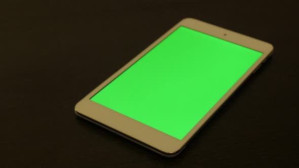 Green screen PC  tablet display on wooden table 4K 2160p UltraHD panning footage -Silver PC tablet w alt