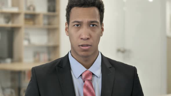 Stop, African Businessman Stopping with Hand alt