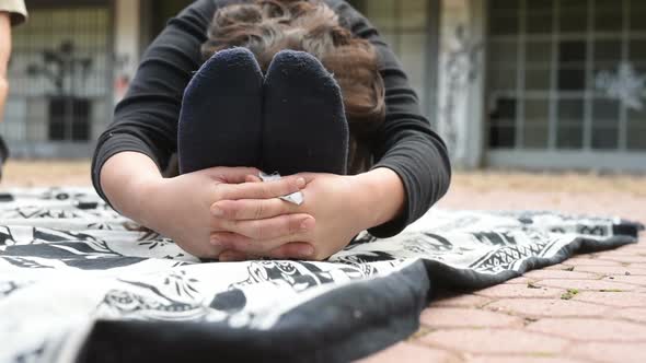 Close up on the hand of young woman stretching outdoor in the city alt