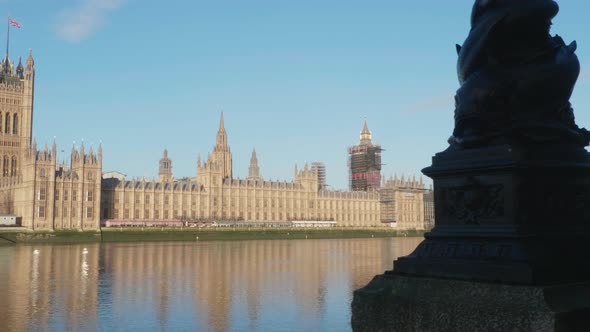 Reveal of The Houses of Parliament with “Big Ben” and the Victoria Tower at the River Thames in Dece alt