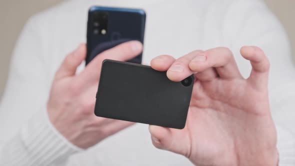 Scanning QR Code with a Modern Cold Crypto Wallet and Smartphone alt