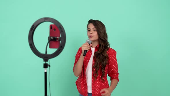 Karaoke Singer Teen Girl Blogging Light Lamp Singing with Microphone Karaoke alt