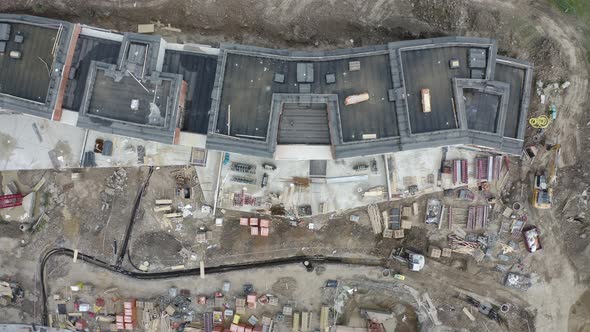 Overhead view of a construction site with unfinished apartment blocks. alt