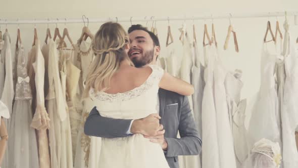 Happy Bride and Groom in Wedding Dress Prepare for Married in Wedding Ceremony alt