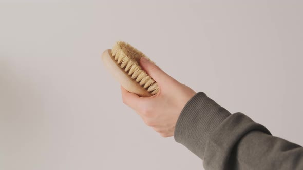 Wooden massage brush for dry massaging and scrubbing of the skin and anti-cellulite contours alt