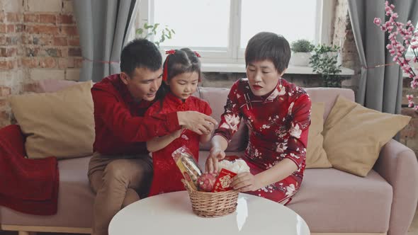 Family Arranging Gift Basket for Lunar New Year alt