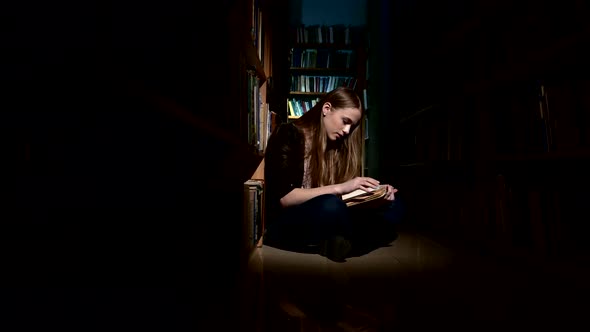 Student Sitting on the Floor and Reading a Book, Really Keen alt