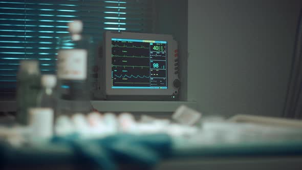 Hospital Heartbeat Monitoring Screen Indicating Pulse in Emergency Care Room alt